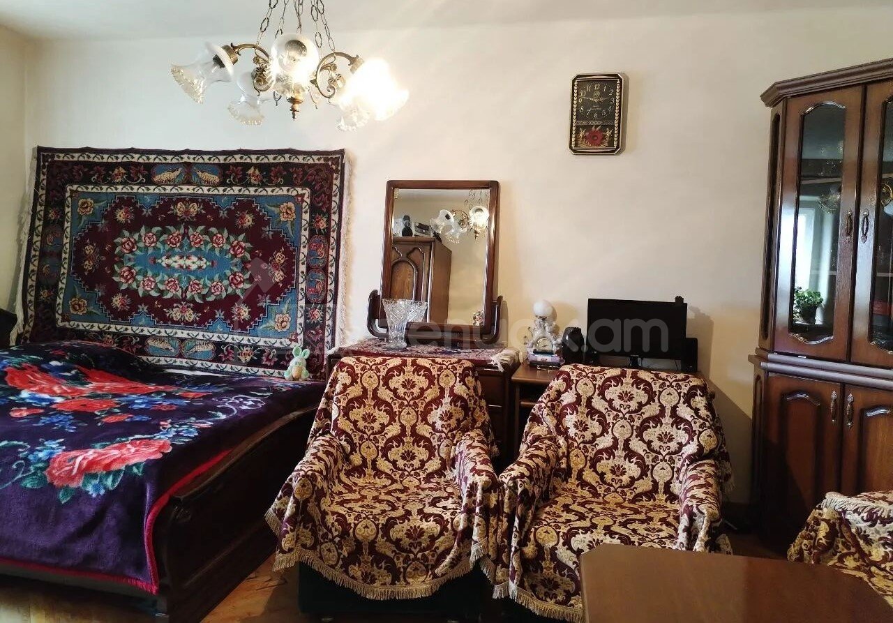 1 Սենյականոց Բնակարան Քարե Շենքում, 30քմ, 2/4 հարկ, Պետական Վիճակում