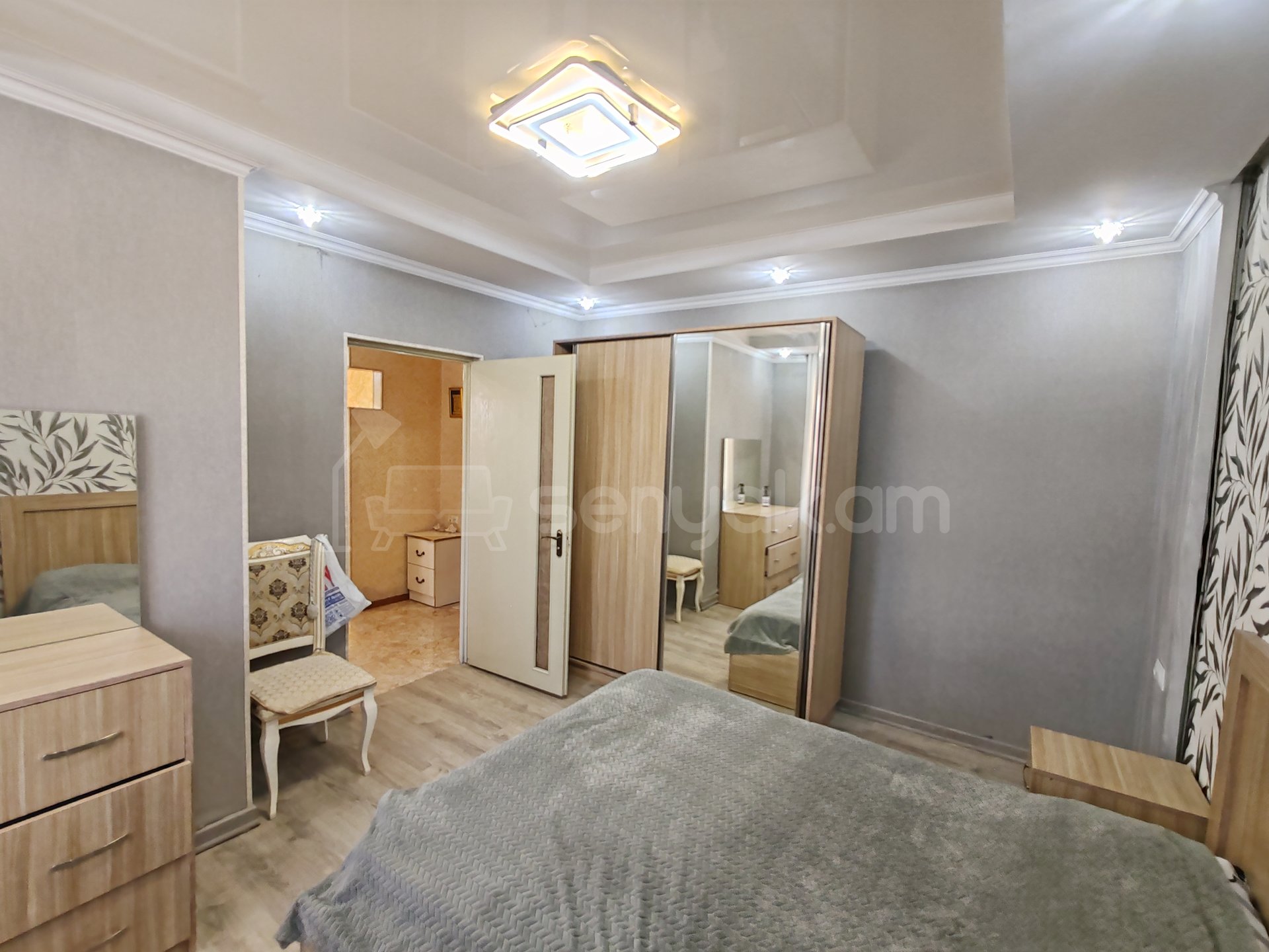 4 Սենյականոց Բնակարան Քարե Շենքում, 100քմ, 1/2 հարկ, Դիզայներական Վերանորոգված, Կահավորված