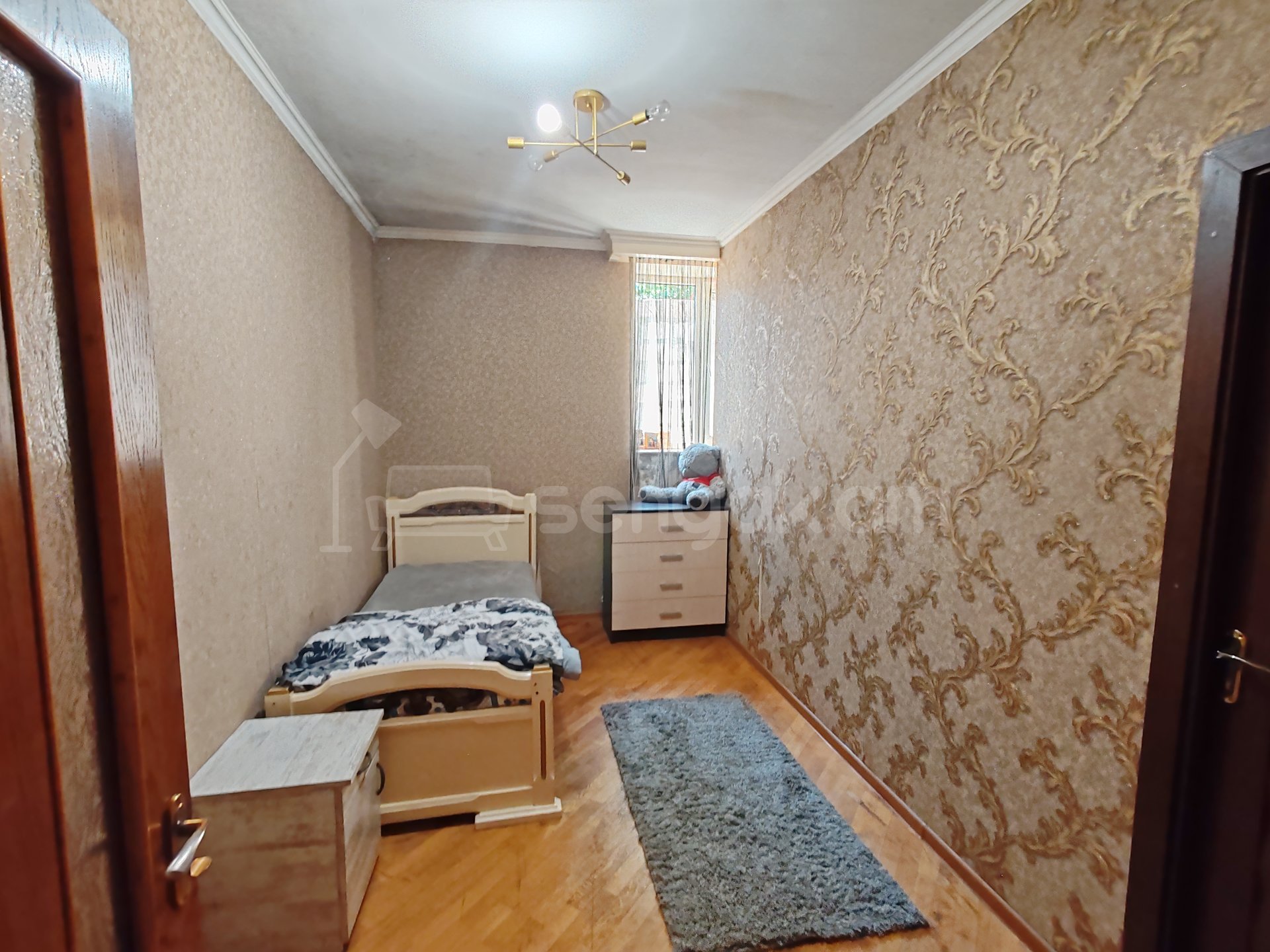 4 Սենյականոց Բնակարան Քարե Շենքում, 100քմ, 1/2 հարկ, Դիզայներական Վերանորոգված, Կահավորված