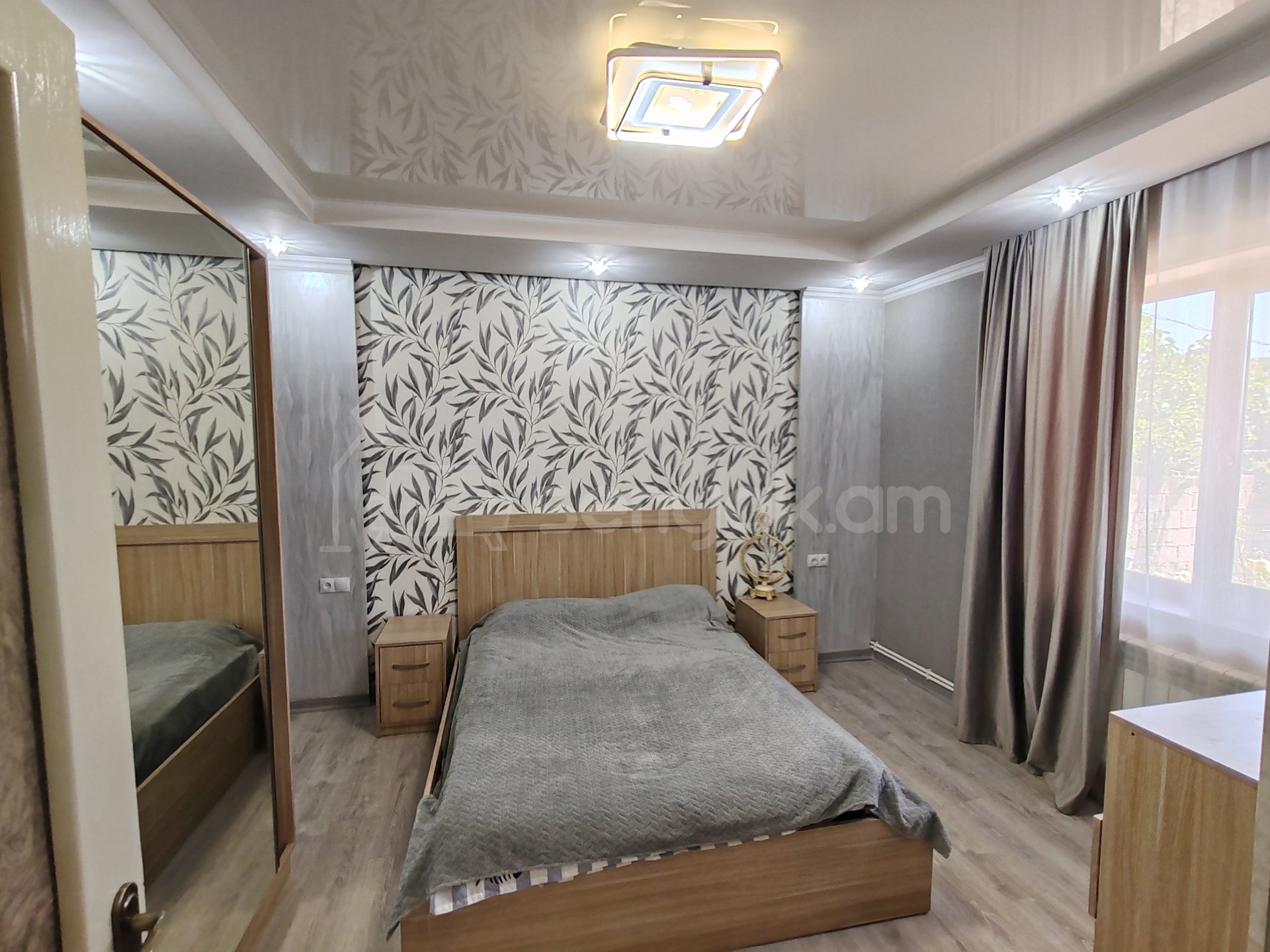 4 Սենյականոց Բնակարան Քարե Շենքում, 100քմ, 1/2 հարկ, Դիզայներական Վերանորոգված, Կահավորված