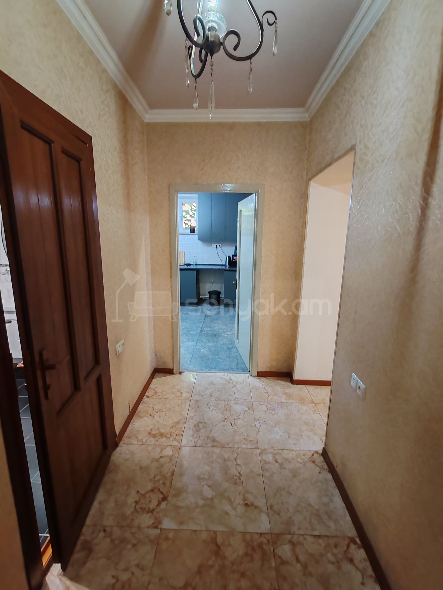 4 Սենյականոց Բնակարան Քարե Շենքում, 100քմ, 1/2 հարկ, Դիզայներական Վերանորոգված, Կահավորված