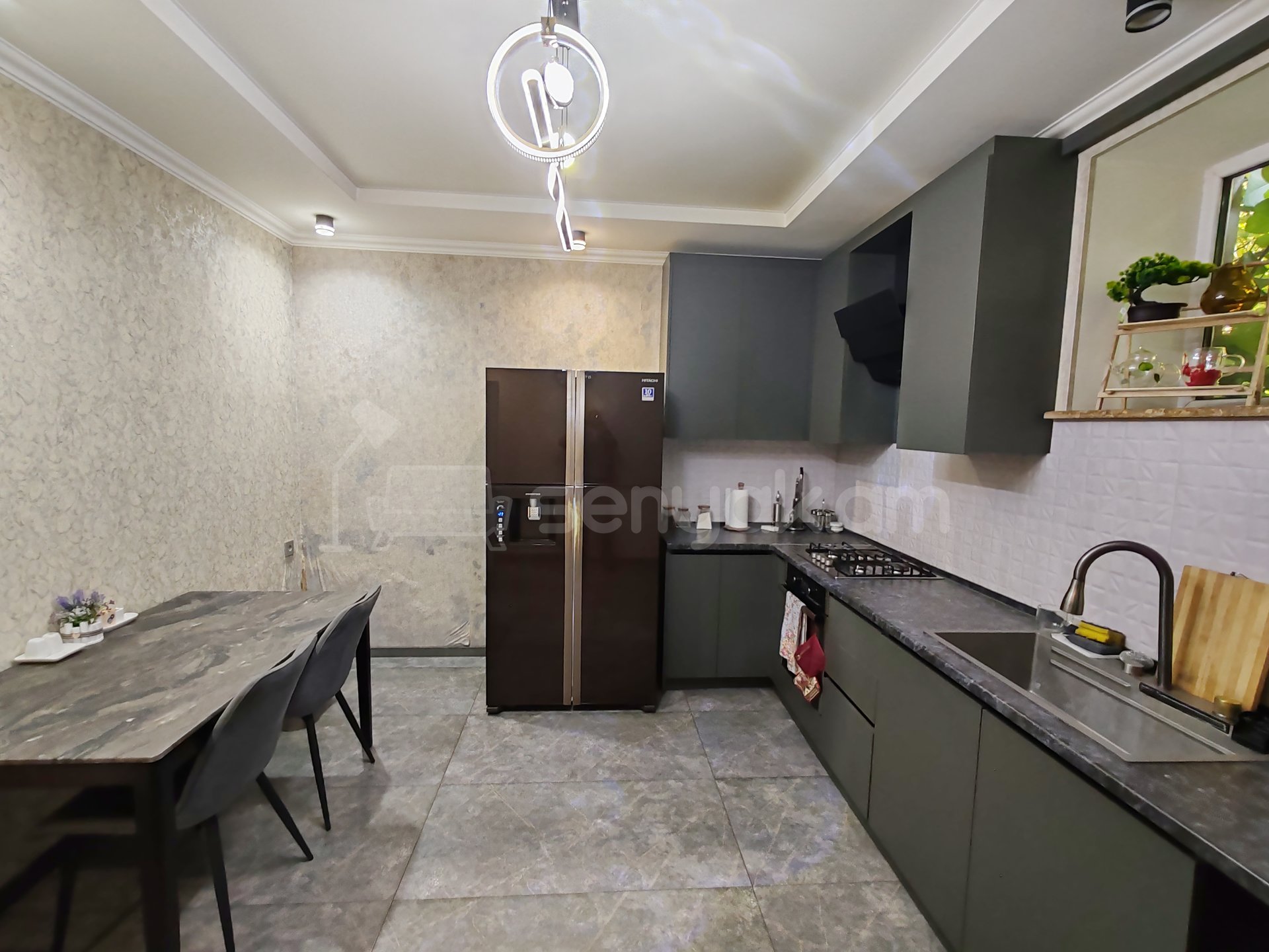 4 Սենյականոց Բնակարան Քարե Շենքում, 100քմ, 1/2 հարկ, Դիզայներական Վերանորոգված, Կահավորված