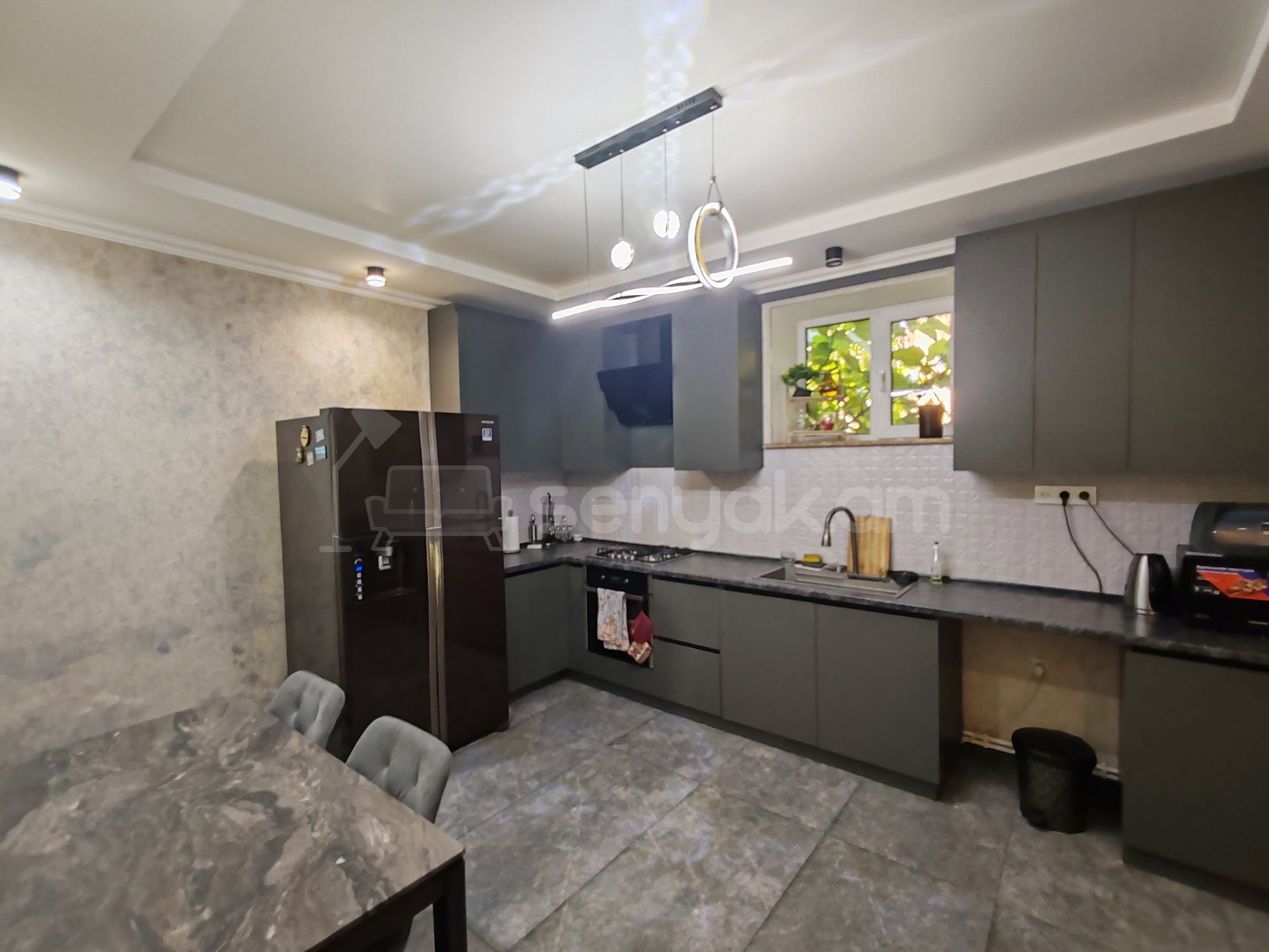 4 Սենյականոց Բնակարան Քարե Շենքում, 100քմ, 1/2 հարկ, Դիզայներական Վերանորոգված, Կահավորված