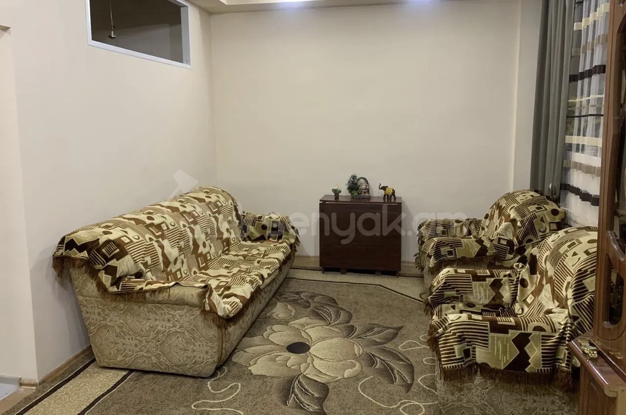 2 Սենյականոց Բնակարան Քարե Շենքում, 40քմ, 2/4 հարկ, Նորմալ Վիճակում, Կահավորված, Արևկող