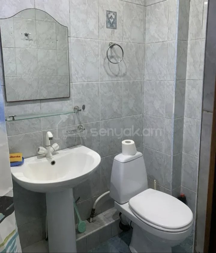 2 Սենյականոց Բնակարան Քարե Շենքում, 40քմ, 2/4 հարկ, Նորմալ Վիճակում, Կահավորված, Արևկող