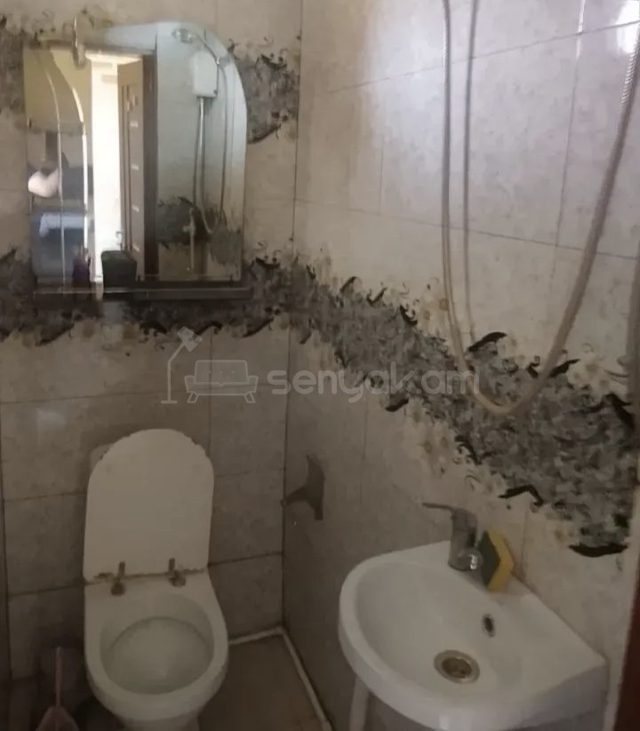 1 Սենյականոց Բնակարան Քարե Շենքում, 36քմ, 2/2 հարկ, Նորմալ Վիճակում, Կահավորված