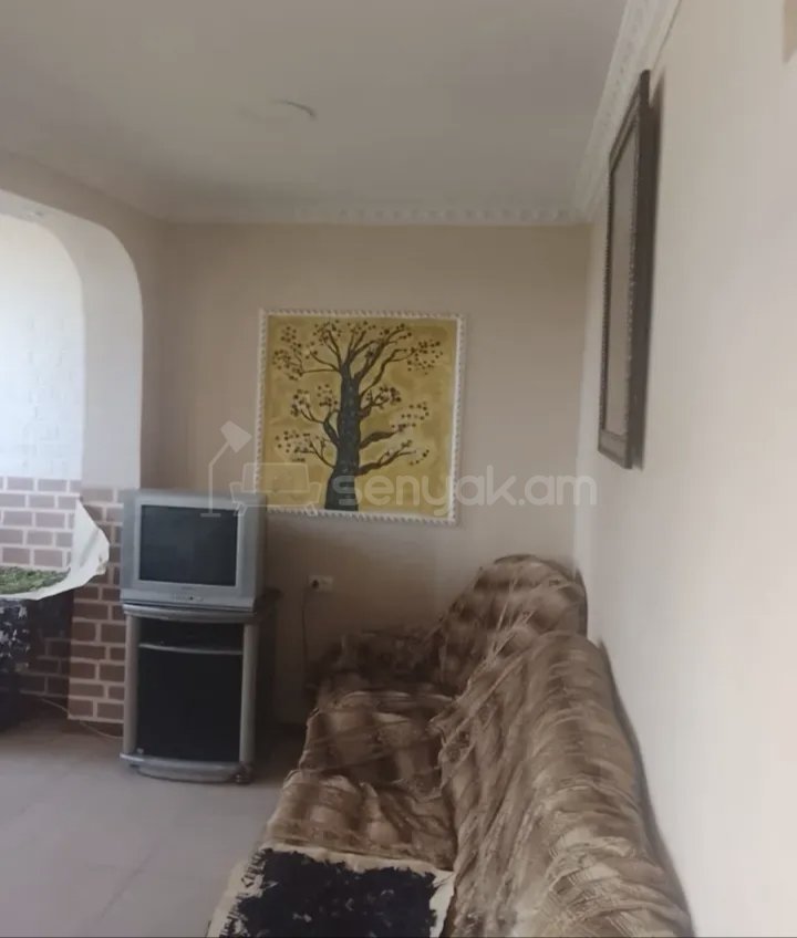 1 Սենյականոց Բնակարան Քարե Շենքում, 36քմ, 2/2 հարկ, Նորմալ Վիճակում, Կահավորված