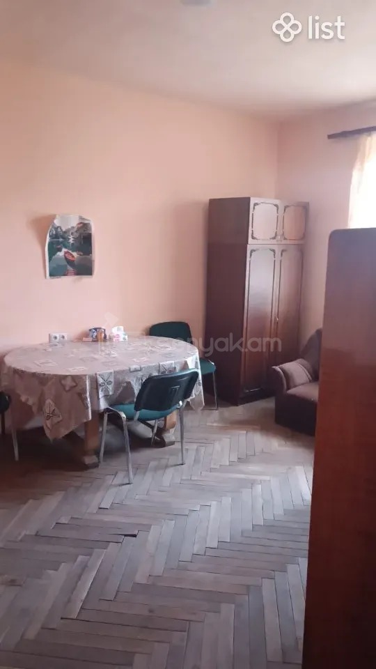 1 Սենյականոց Բնակարան Քարե Շենքում, 42քմ, 2/5 հարկ, Նորմալ Վիճակում, Կահավորված, Արևկող
