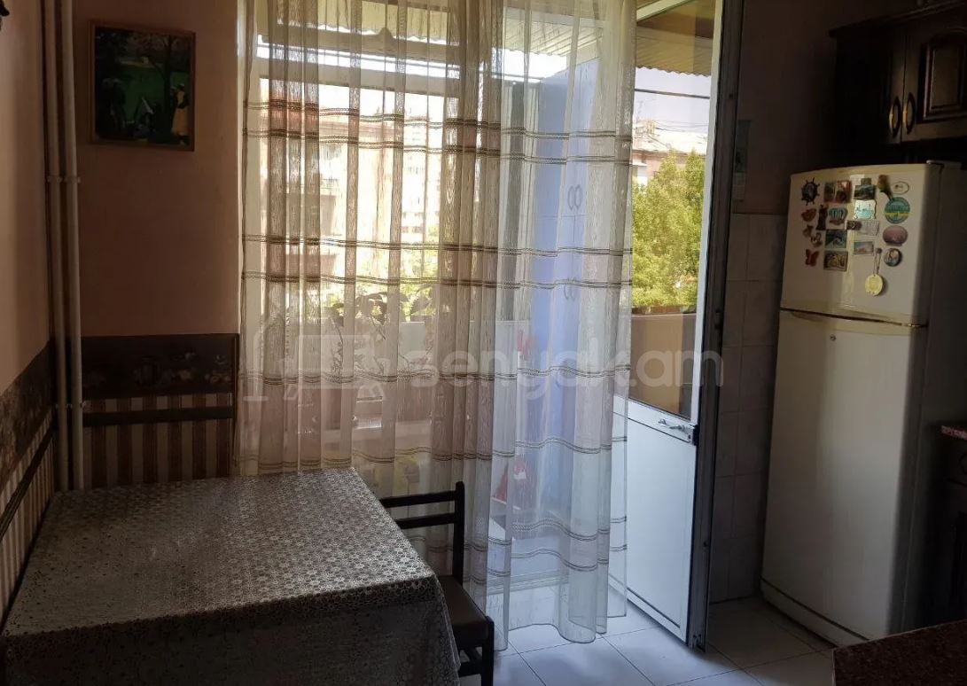 2 Սենյականոց Բնակարան Քարե Շենքում, 56քմ, 5/5 հարկ, Նորմալ Վիճակում, Կահավորված