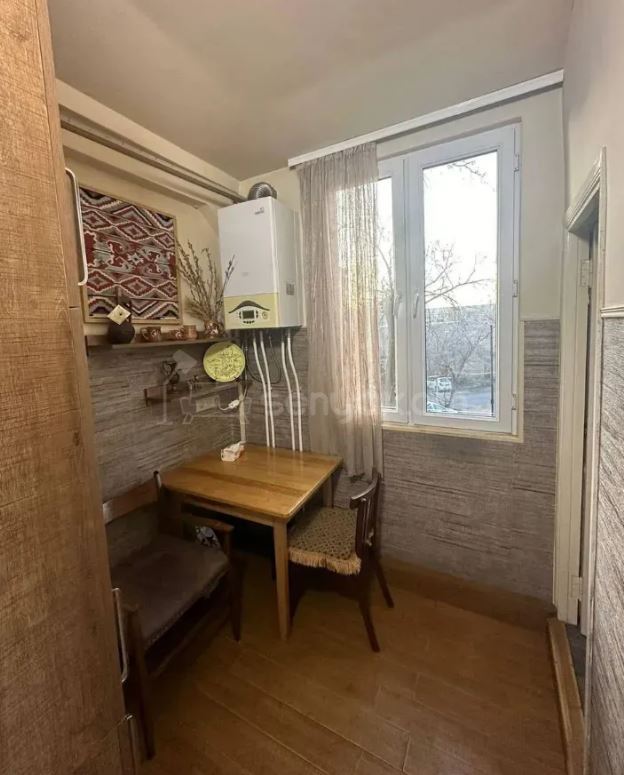 4 Սենյականոց Բնակարան Քարե Շենքում, 60քմ, 2/4 հարկ, Նորմալ Վիճակում