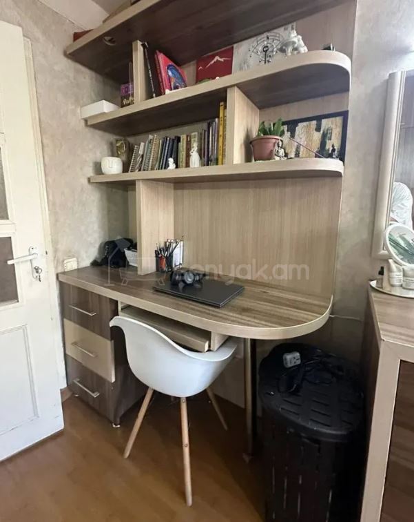 4 Սենյականոց Բնակարան Քարե Շենքում, 60քմ, 2/4 հարկ, Նորմալ Վիճակում