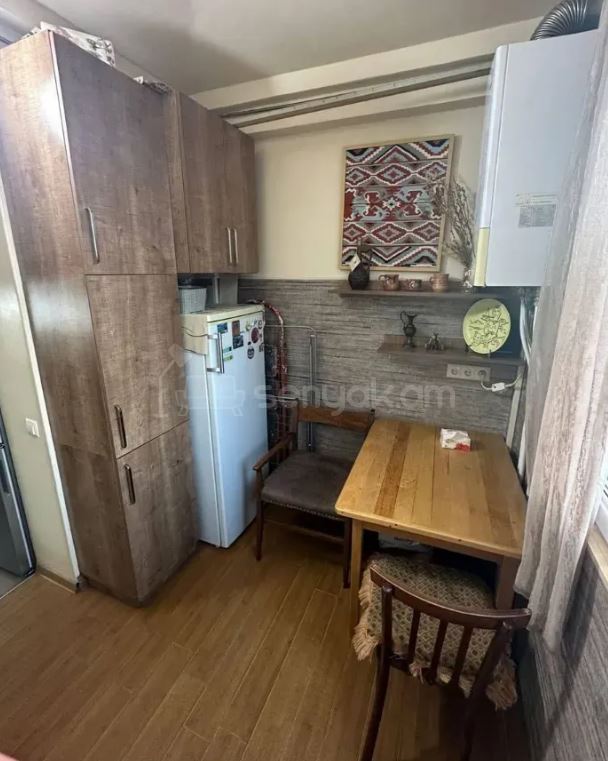 4 Սենյականոց Բնակարան Քարե Շենքում, 60քմ, 2/4 հարկ, Նորմալ Վիճակում