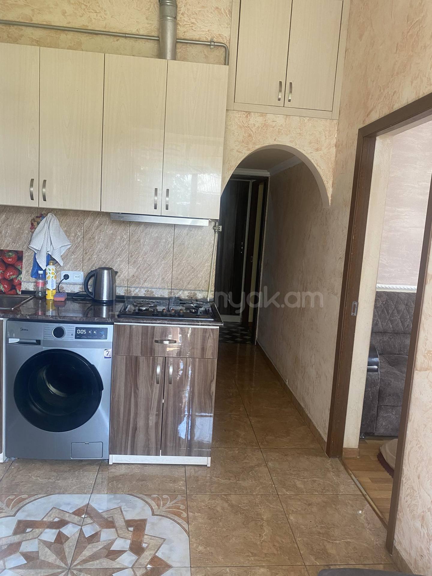 3 Սենյականոց Բնակարան Քարե Շենքում, 57քմ, 3/3 հարկ, Կապիտալ Վերանորոգված