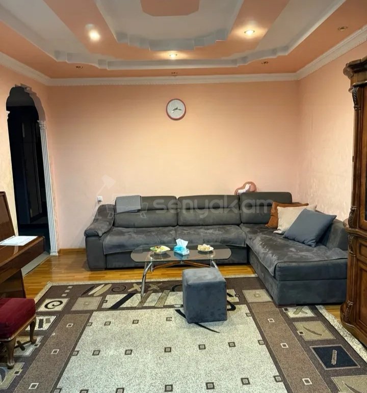 3 Սենյականոց Բնակարան Քարե Շենքում, 80քմ, 2/5 հարկ, Նորմալ Վիճակում, Կահավորված