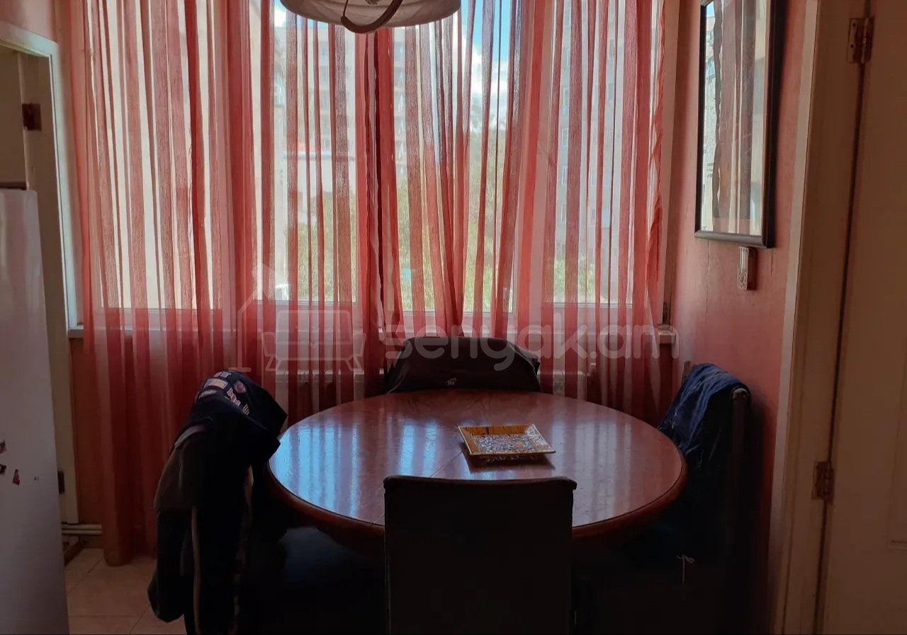 4 Սենյականոց Բնակարան Քարե Շենքում, 65քմ, 4/4 հարկ, Նորմալ Վիճակում, Կահավորված