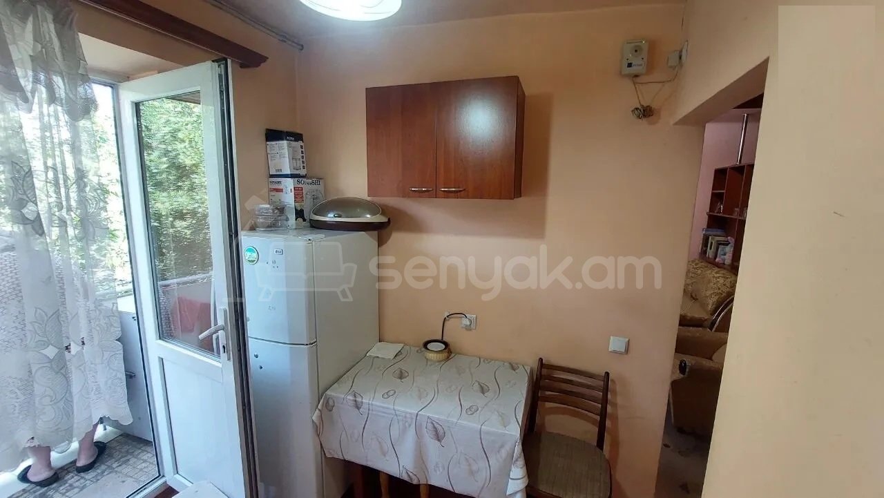 1 Սենյականոց Բնակարան Քարե Շենքում, 30քմ, 4/4 հարկ, Կապիտալ Վերանորոգված