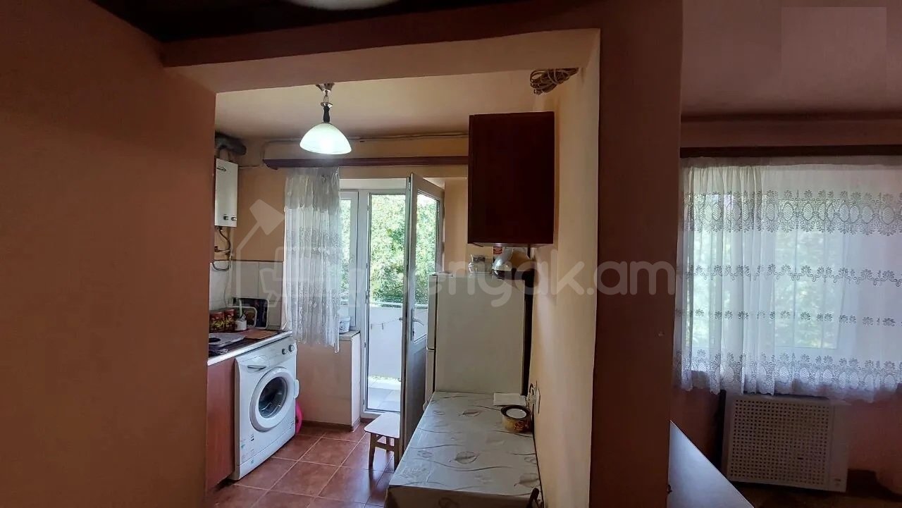 1 Սենյականոց Բնակարան Քարե Շենքում, 30քմ, 4/4 հարկ, Կապիտալ Վերանորոգված