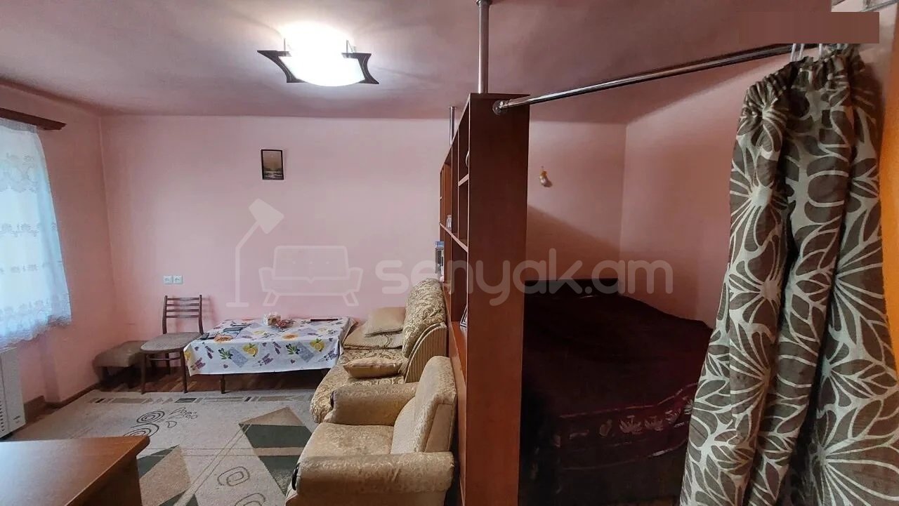 1 Սենյականոց Բնակարան Քարե Շենքում, 30քմ, 4/4 հարկ, Կապիտալ Վերանորոգված