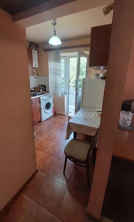 1 Սենյականոց Բնակարան Քարե Շենքում, 30քմ, 4/4 հարկ, Նորմալ Վիճակում