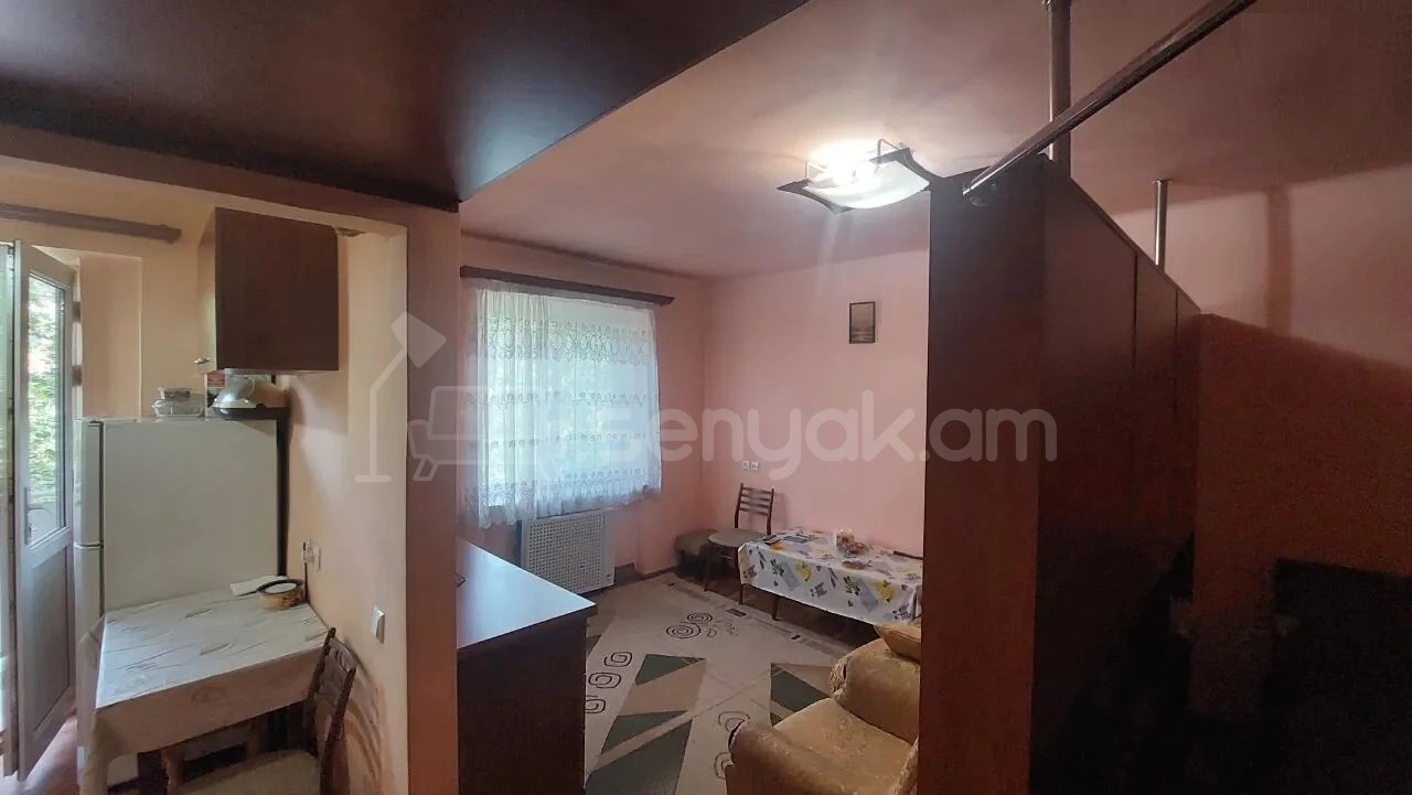 1 Սենյականոց Բնակարան Քարե Շենքում, 30քմ, 4/4 հարկ, Նորմալ Վիճակում