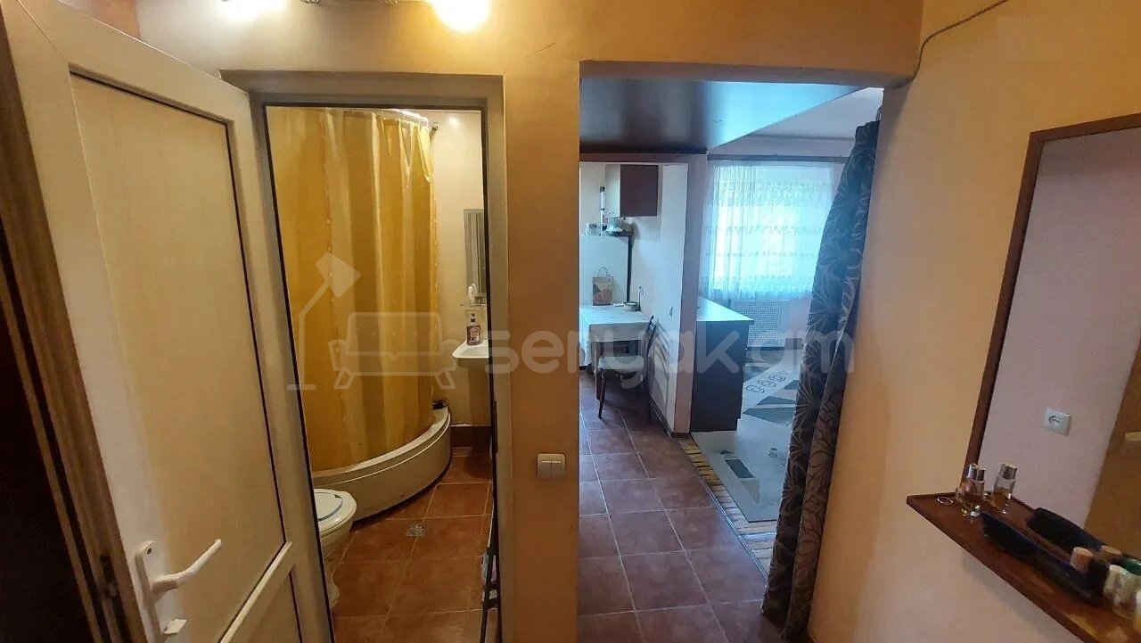 1 Սենյականոց Բնակարան Քարե Շենքում, 30քմ, 4/4 հարկ, Նորմալ Վիճակում