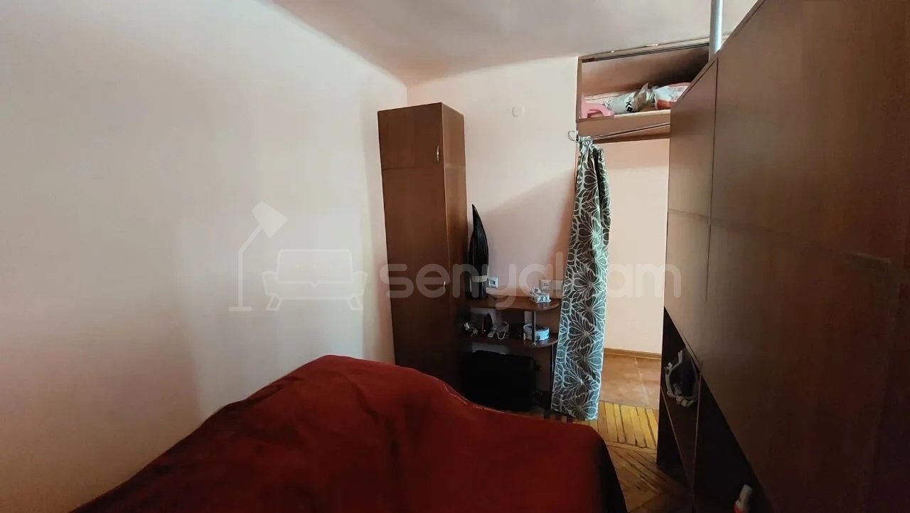 1 Սենյականոց Բնակարան Քարե Շենքում, 30քմ, 4/4 հարկ, Նորմալ Վիճակում