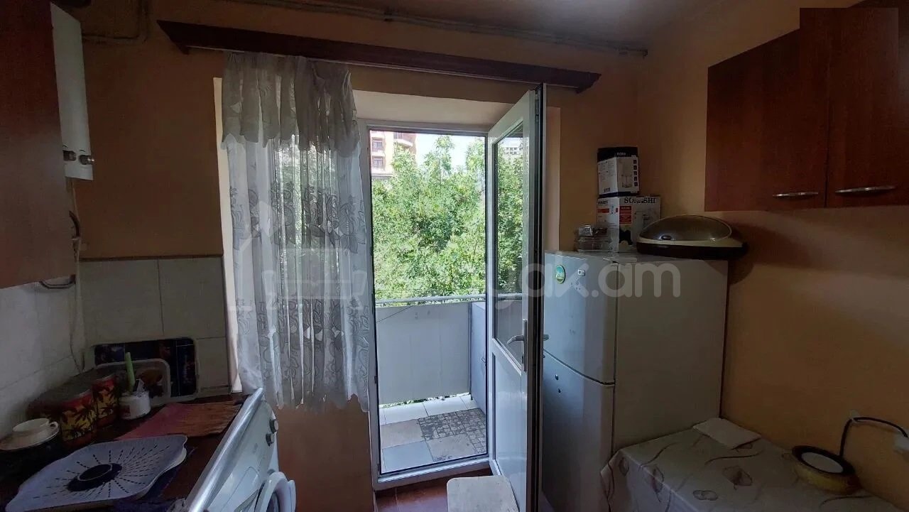 1 Սենյականոց Բնակարան Քարե Շենքում, 30քմ, 4/4 հարկ, Նորմալ Վիճակում