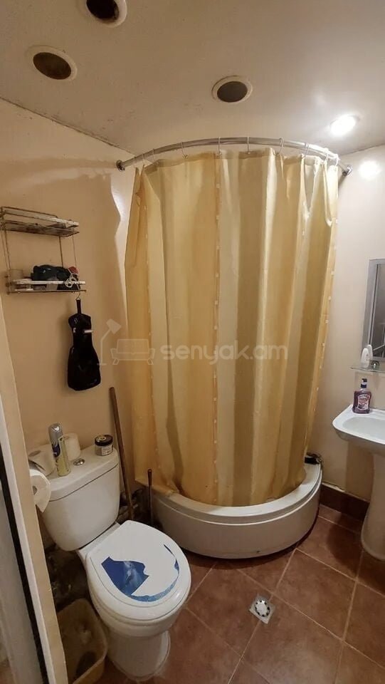1 Սենյականոց Բնակարան Քարե Շենքում, 30քմ, 4/4 հարկ, Նորմալ Վիճակում