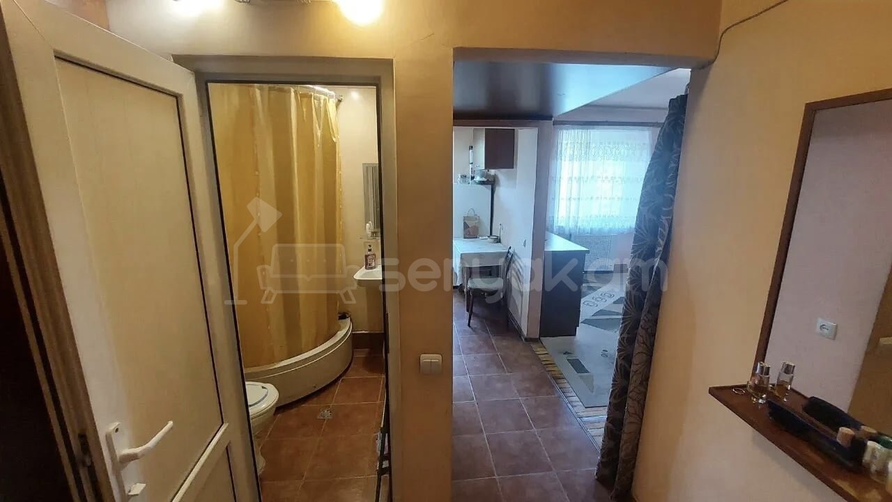 1 Սենյականոց Բնակարան Քարե Շենքում, 30քմ, 4/4 հարկ, Նորմալ Վիճակում