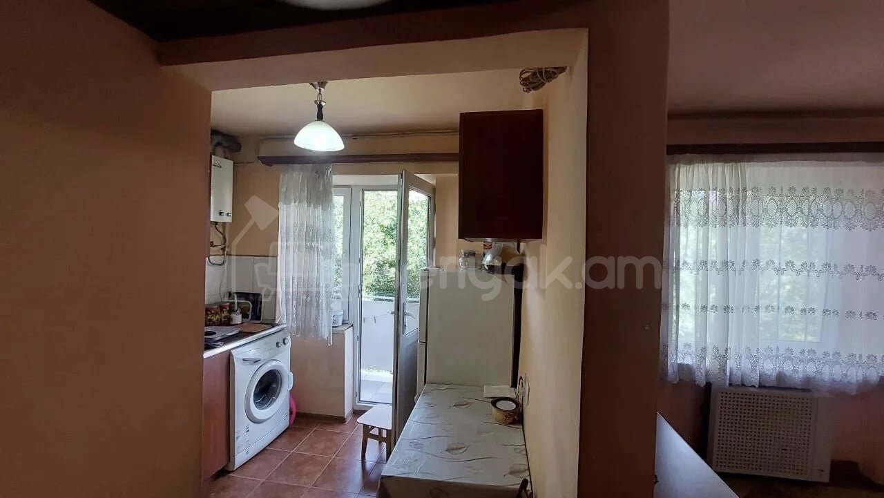 1 Սենյականոց Բնակարան Քարե Շենքում, 30քմ, 4/4 հարկ, Նորմալ Վիճակում