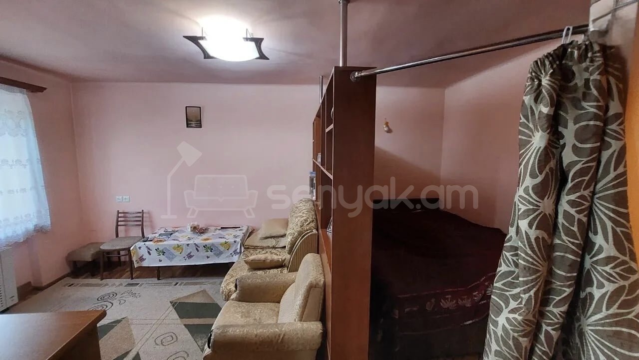 1 Սենյականոց Բնակարան Քարե Շենքում, 30քմ, 4/4 հարկ, Նորմալ Վիճակում