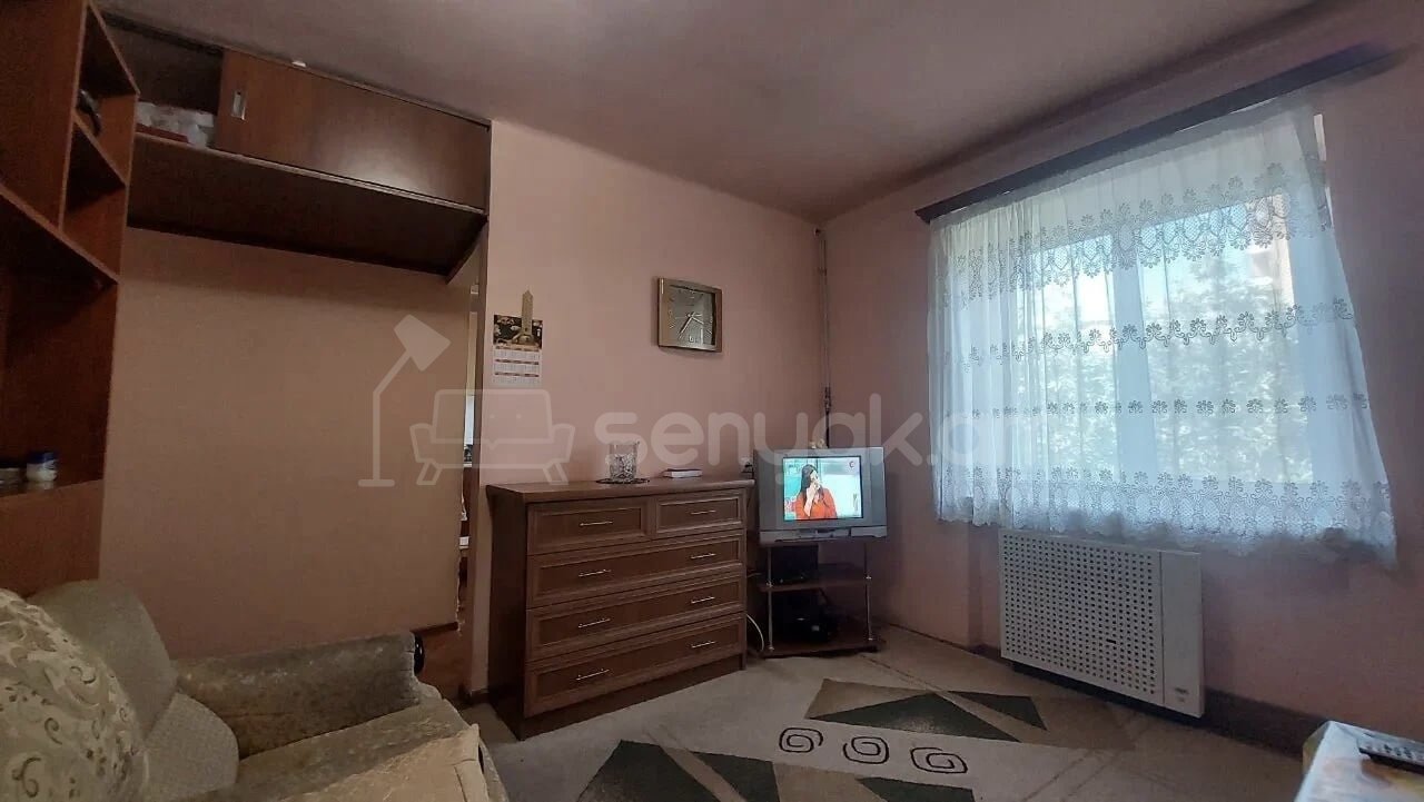 1 Սենյականոց Բնակարան Քարե Շենքում, 30քմ, 4/4 հարկ, Նորմալ Վիճակում