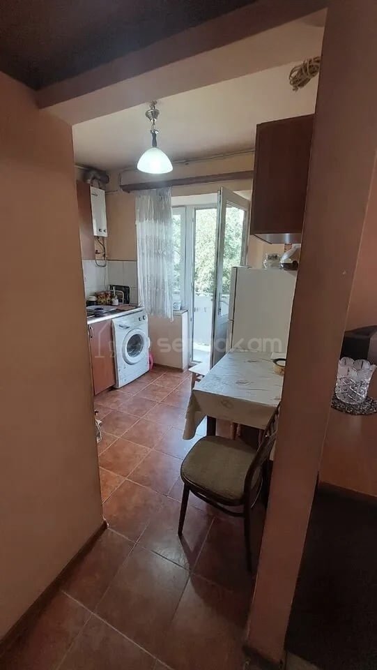 1 Սենյականոց Բնակարան Քարե Շենքում, 30քմ, 4/4 հարկ, Նորմալ Վիճակում