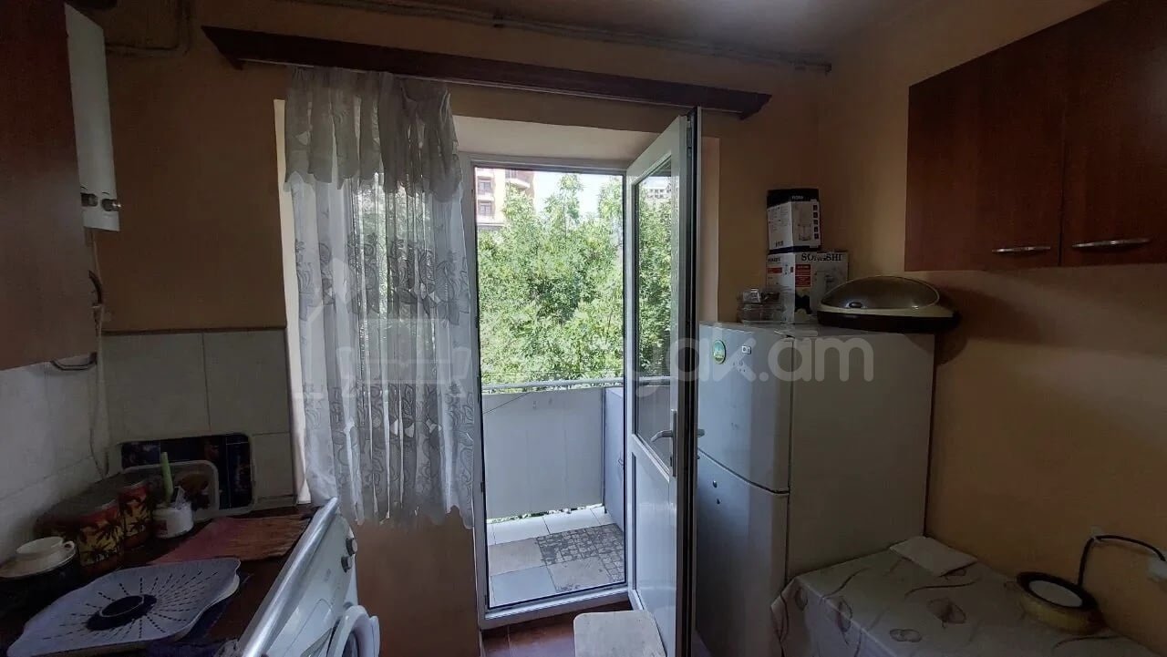 1 Սենյականոց Բնակարան Քարե Շենքում, 30քմ, 4/4 հարկ, Նորմալ Վիճակում
