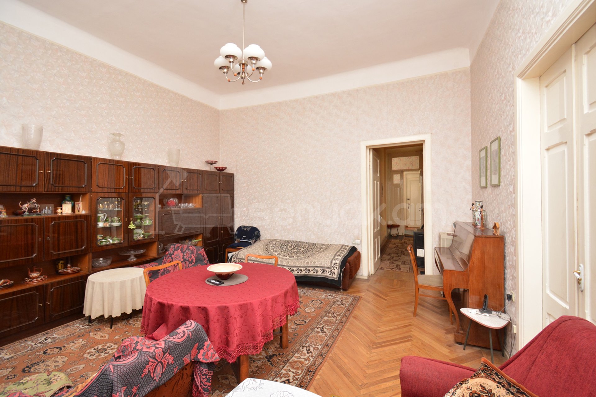 4 Սենյականոց Բնակարան Քարե Շենքում, 103քմ, 2/3 հարկ, Պետական Վիճակում