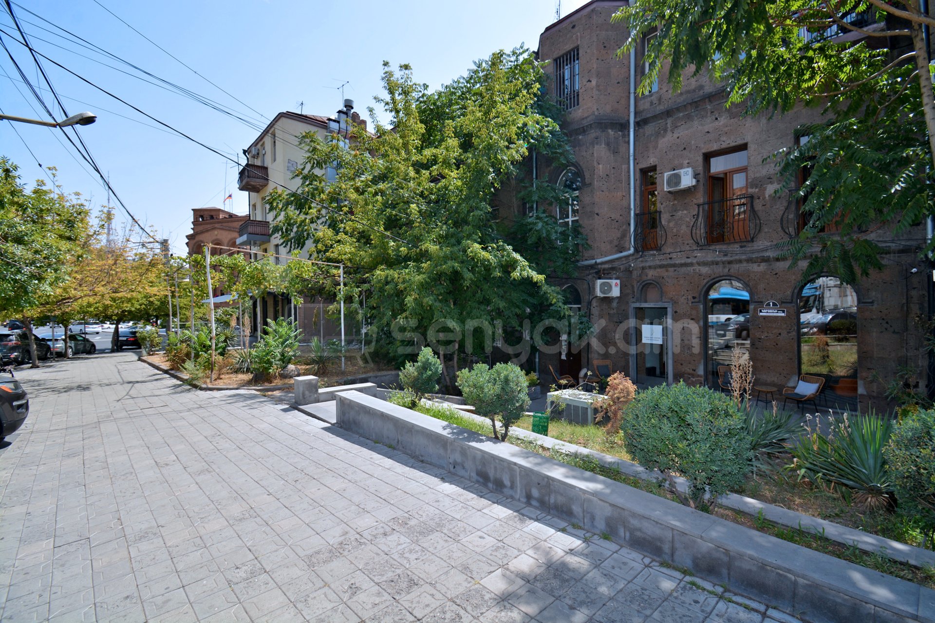 4 Սենյականոց Բնակարան Քարե Շենքում, 103քմ, 2/3 հարկ, Պետական Վիճակում