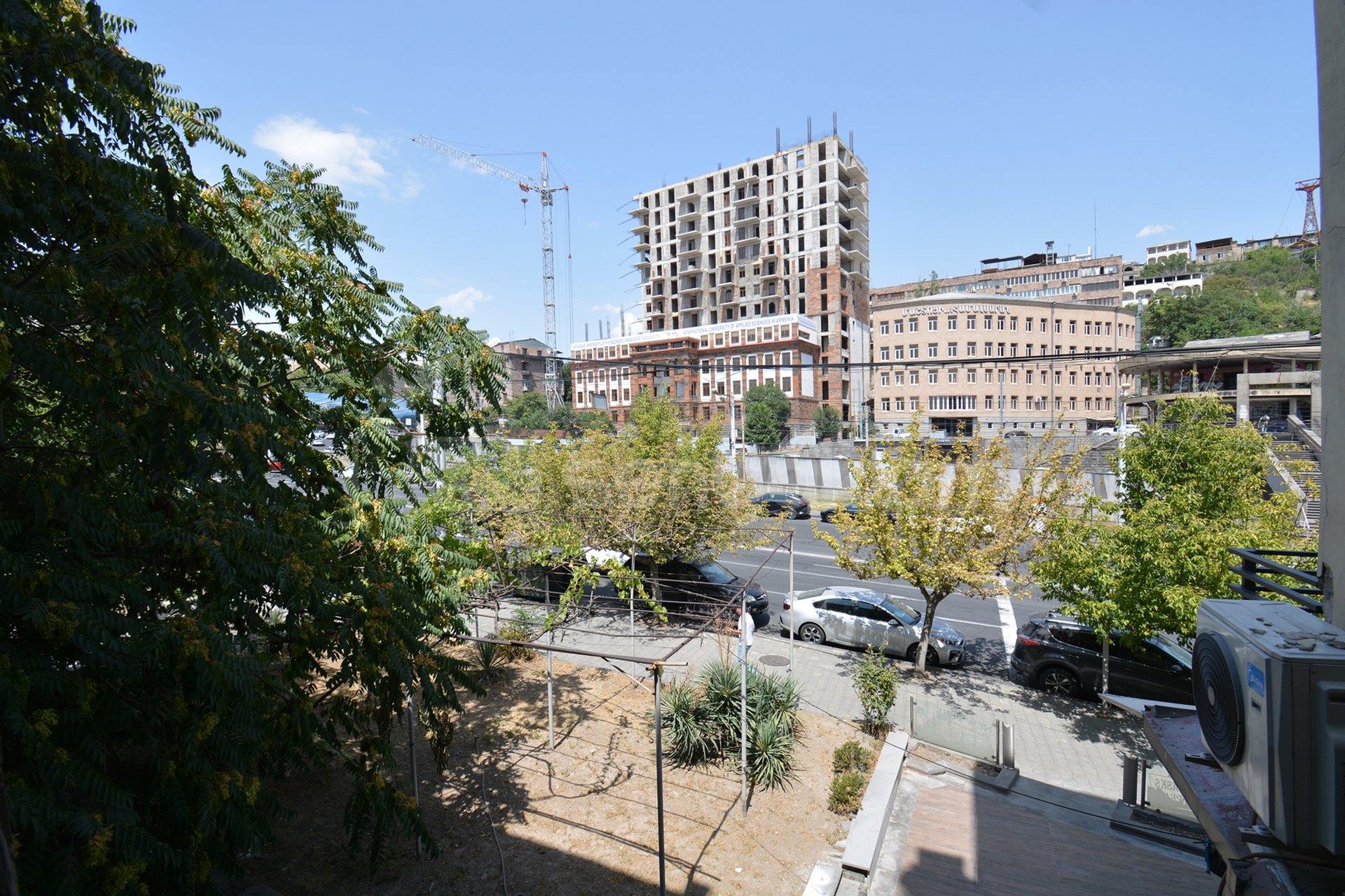 4 Սենյականոց Բնակարան Քարե Շենքում, 103քմ, 2/3 հարկ, Պետական Վիճակում