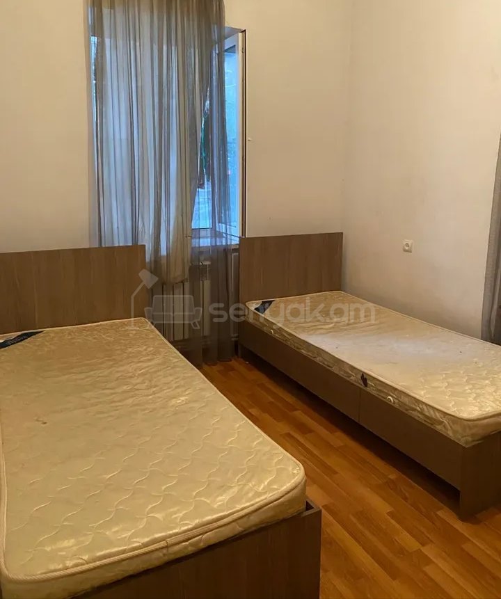 2 Սենյականոց Բնակարան Քարե Շենքում, 42քմ, 1/1 հարկ, Նորմալ Վիճակում, Կահավորված