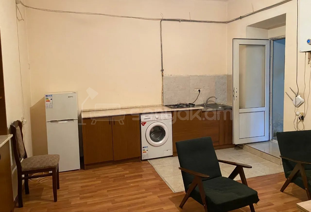 2 Սենյականոց Բնակարան Քարե Շենքում, 42քմ, 1/1 հարկ, Նորմալ Վիճակում, Կահավորված