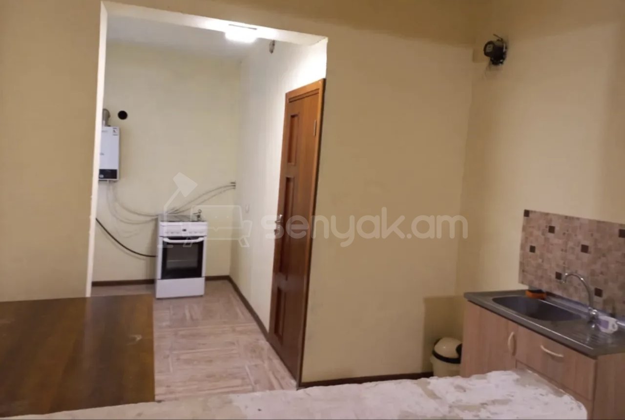 1 Սենյականոց Բնակարան Քարե Շենքում, 35քմ, 1/1 հարկ, Նորմալ Վիճակում, Կահավորված, Արևկող