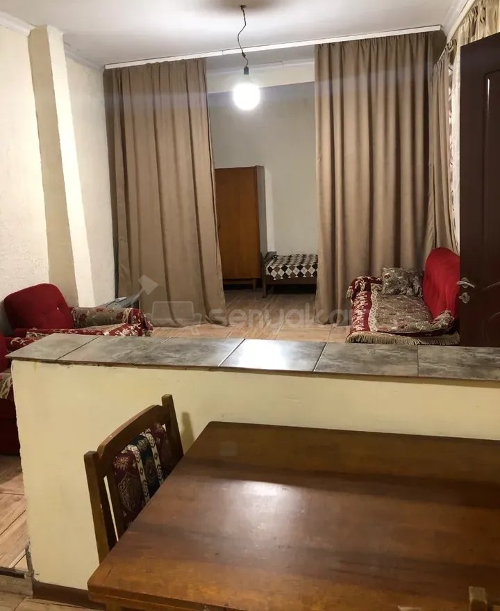 1 Սենյականոց Բնակարան Քարե Շենքում, 35քմ, 1/1 հարկ, Նորմալ Վիճակում, Կահավորված, Արևկող