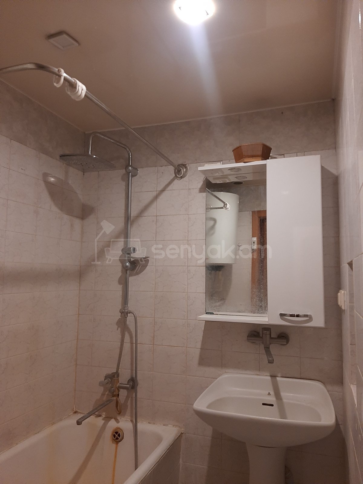 3 Սենյականոց Բնակարան Քարե Շենքում, 88քմ, 4/7 հարկ, Նորմալ Վիճակում