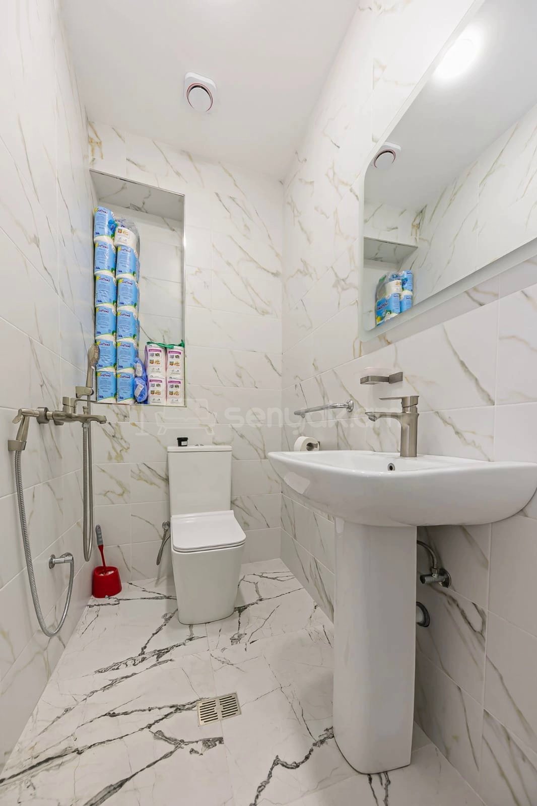 4 Սենյականոց Բնակարան Քարե Շենքում, 112քմ, 2/5 հարկ, Կապիտալ Վերանորոգված