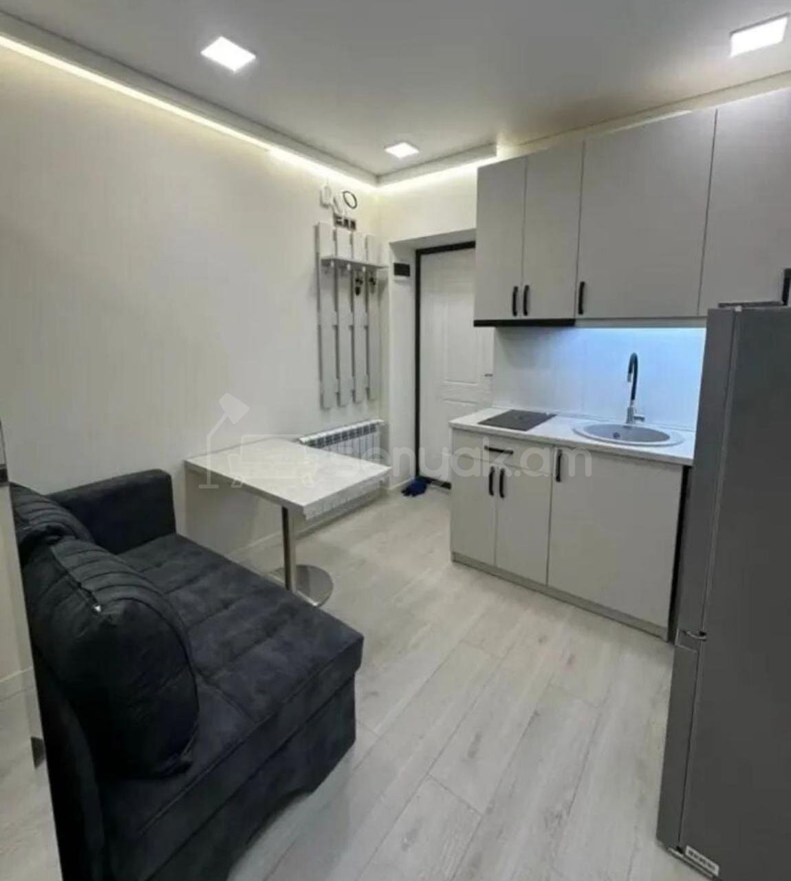 1 Սենյականոց Բնակարան Քարե Շենքում, 25քմ, 1/5 հարկ, Դիզայներական Վերանորոգված