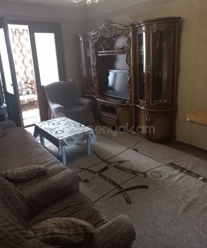 3 Սենյականոց Բնակարան Քարե Շենքում, 64քմ, 3/5 հարկ, Նորմալ Վիճակում, Կահավորված, Արևկող