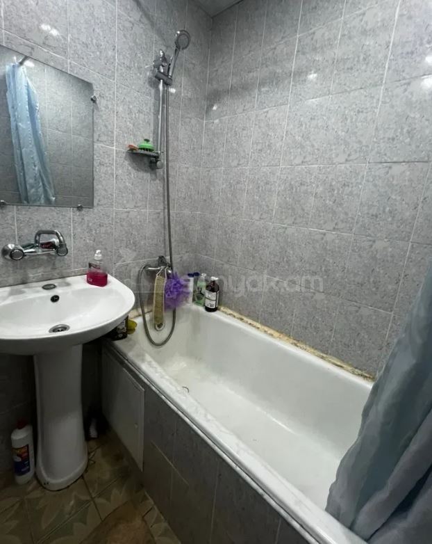 4 Սենյականոց Բնակարան, 95քմ, 2/9 հարկ, Պետական Վիճակում, Կահավորված