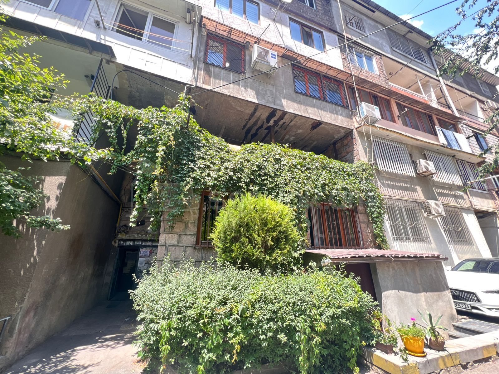 3 Սենյականոց Բնակարան Քարե Շենքում, 104քմ, 2/5 հարկ, Պետական Վիճակում
