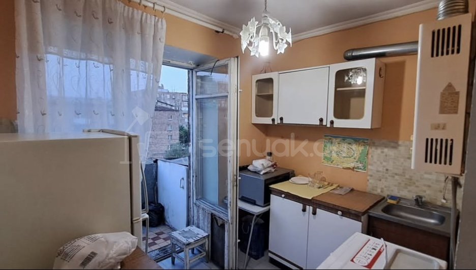 2 Սենյականոց Բնակարան Քարե Շենքում, 50քմ, 5/5 հարկ, Նորմալ Վիճակում, Կահավորված, Արևկող