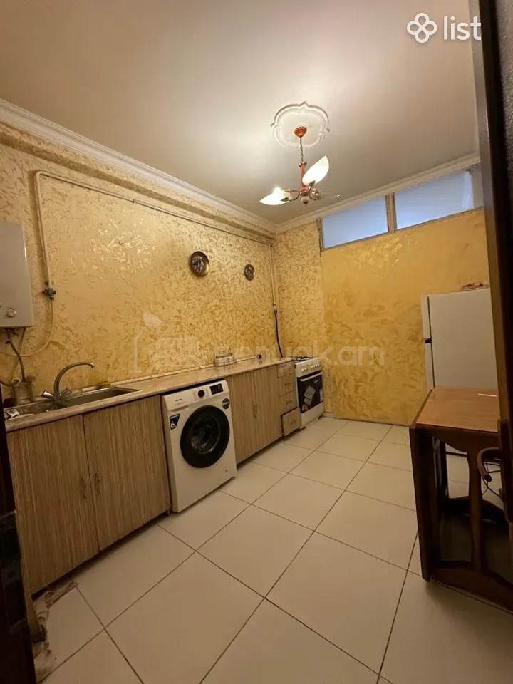 3 Սենյականոց Բնակարան Քարե Շենքում, 68քմ, 3/5 հարկ, Նորմալ Վիճակում, Կահավորված