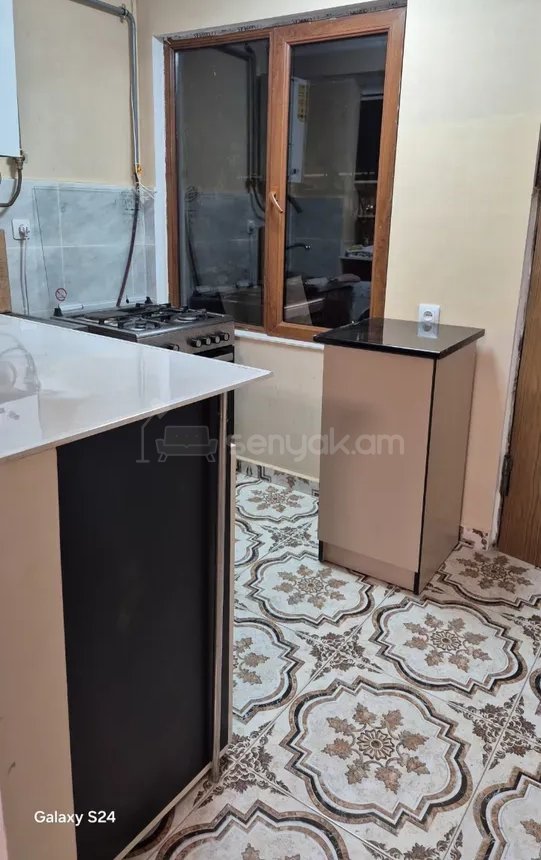 3 Սենյականոց Բնակարան Քարե Շենքում, 61քմ, 1/2 հարկ, Նորմալ Վիճակում, Կահավորված
